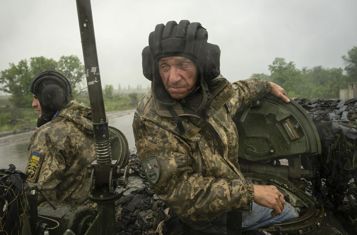 Ukrajinski vojak v bližini Bahmuta. Fotografija je bila posneta v torek. Foto: AP