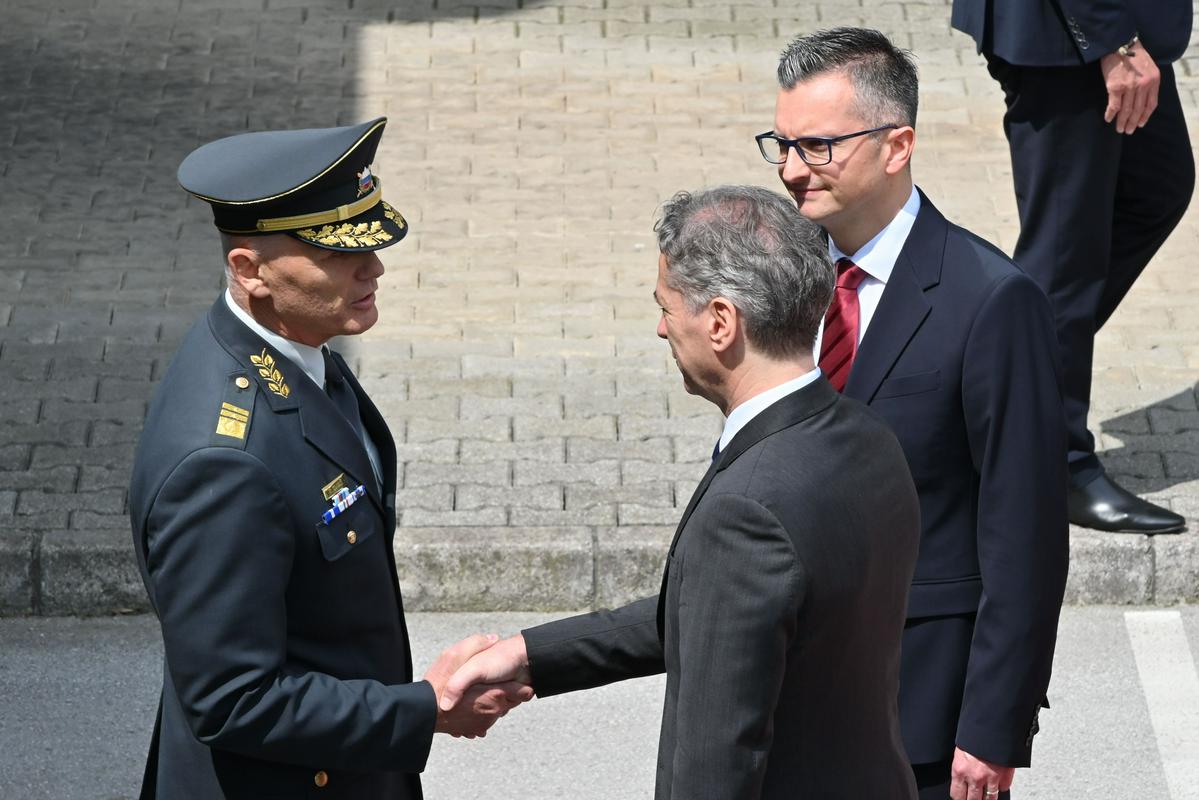 Načelnik generalštaba Robert Glavaš, obrambni minister Marjan Šarec in premier Robert Golob. Foto: BoBo