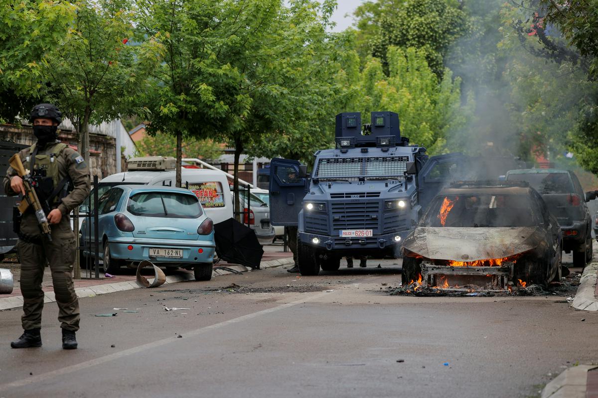 V več občinah na severu Kosova konflikti med Srbi in kosovsko policijo. Več poškodovanih.
