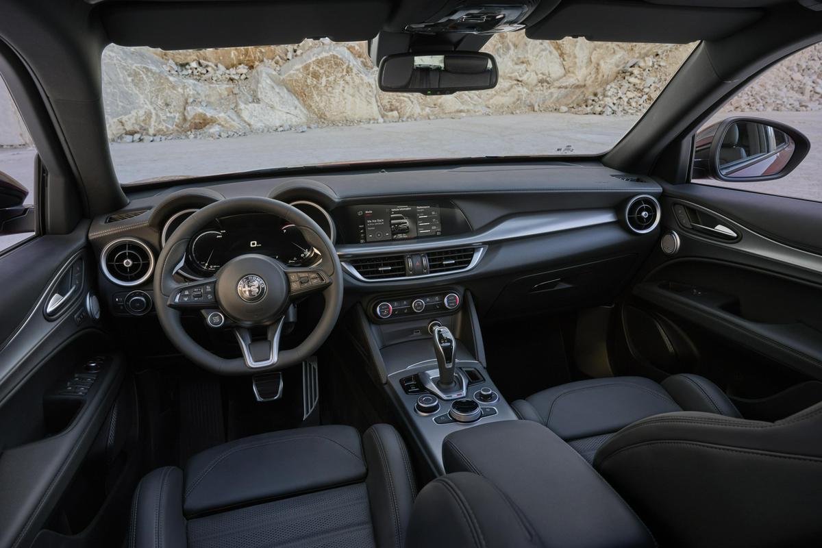 Čeprav gre za dva precej različna avtomobila, bosta tako stelvio kot tudi giulia na slovenskem trgu na voljo od 44.990 evrov naprej. Foto: Alfa Romeo