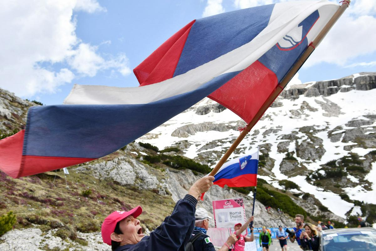 Zelo veliko slovenskih zastav je vihralo že včeraj na vzponu na Tre Cime di Lavaredo. Foto: Reuters