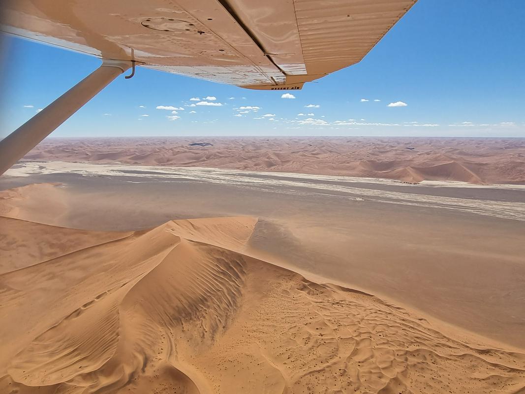 Polet nad prekrasnimi sipinami puščave Namib. Foto: Ksenja Tratnik/MMC RTV SLO