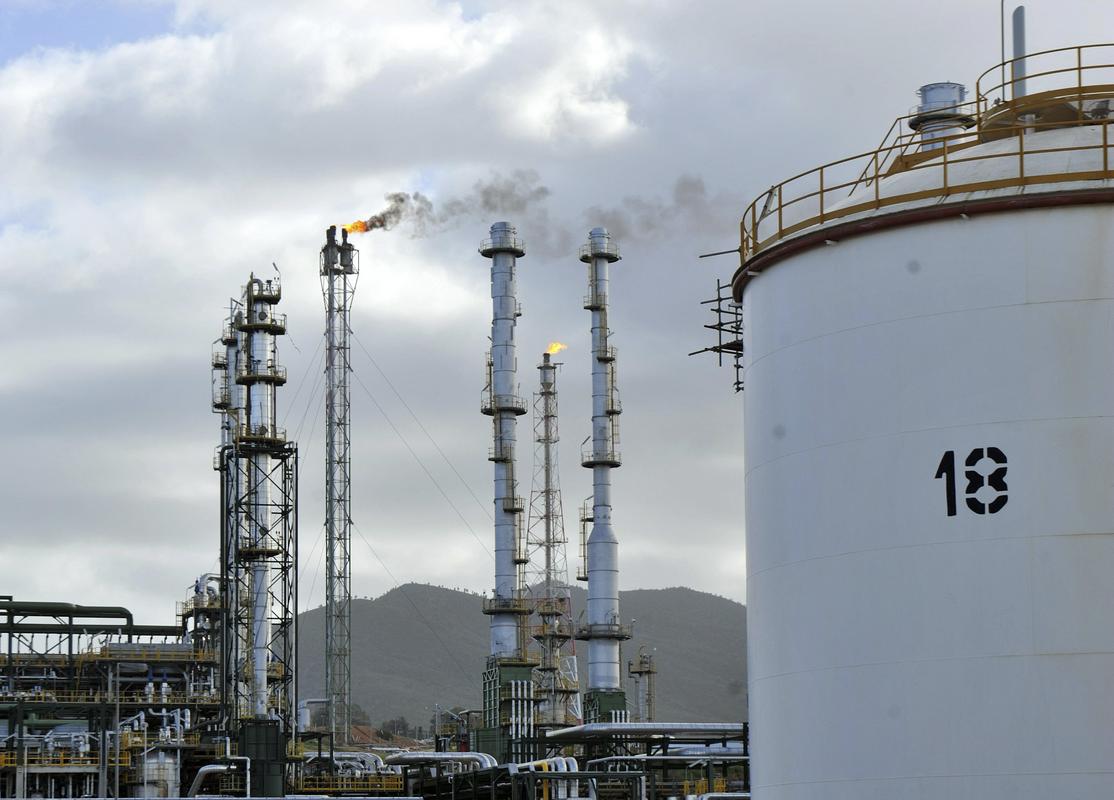 Nova rafinerija v Nigeriji je z vrha največjih afriških rafinerij izrinila rafinerijo Skikda na severovzhodu Alžirije, ki pa močno zaostaja, saj po pisanju portala The Africa Report predela 356.000 sodčkov, kar je skoraj polovico manj od obrata Dangote. Foto: AP