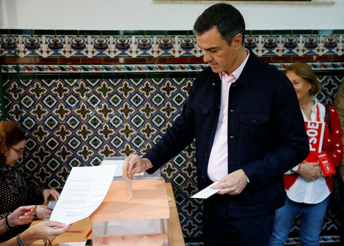 Premier Pedro Sanchez ob oddaji glasu. Foto: Reuters