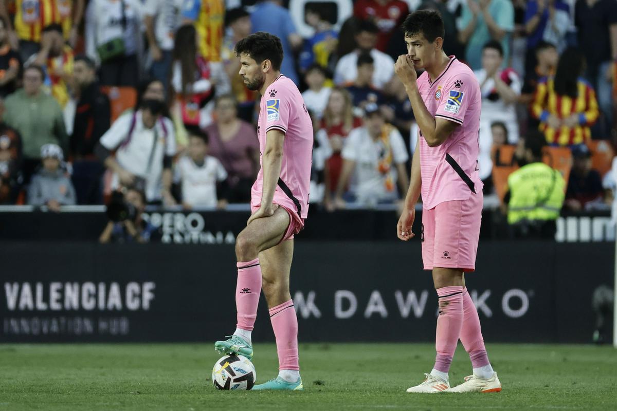 Igralci Espanyola so bili popolnoma na tleh, potem ko je Samuel Lino izenačil v 93. minuti. Točka ni bila dovolj za obstanek med elito. Foto: Reuters