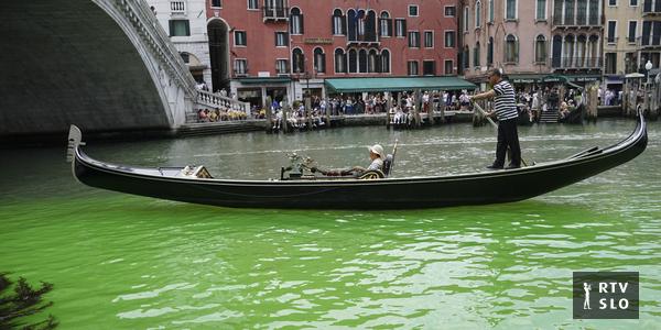 Acqua verde tossica scorreva sotto il Ponte di Rialto a Venezia.  L’origine del colore è ancora sconosciuta.