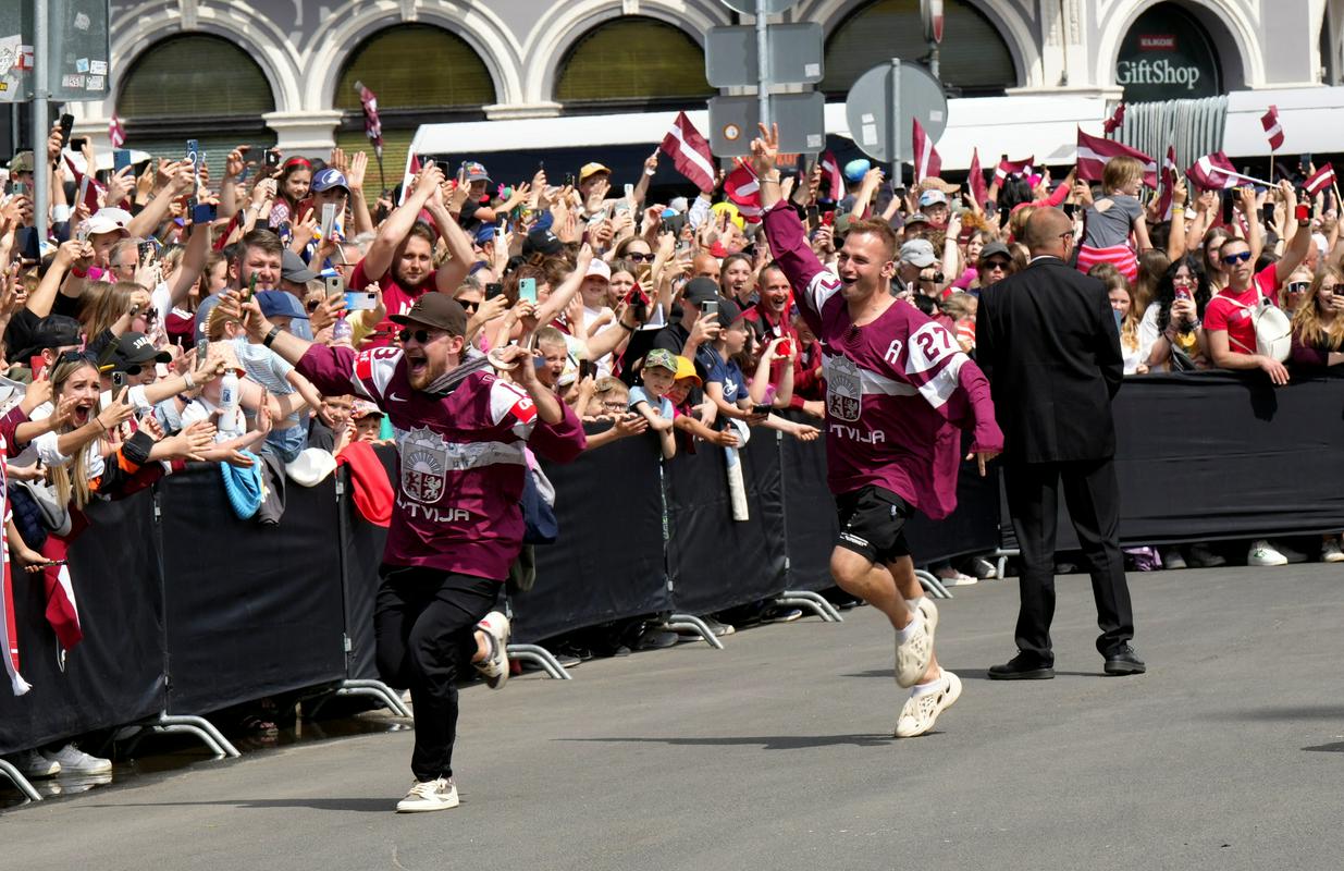 Hokejisti v Rigi pozdravljajo navdušene navijače. Foto: Reuters