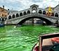 Zelena voda v Benetkah posledica nenevarnega fluorescina