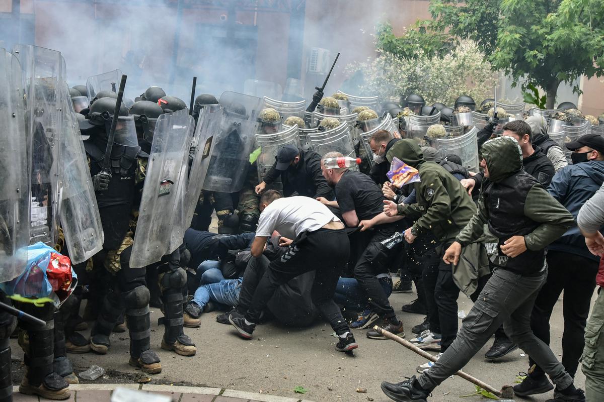 V spopadih med pripadniki Kforja in srbskimi protestniki pred tednom dni je bilo ranjenih več deset ljudi. Foto: Reuters