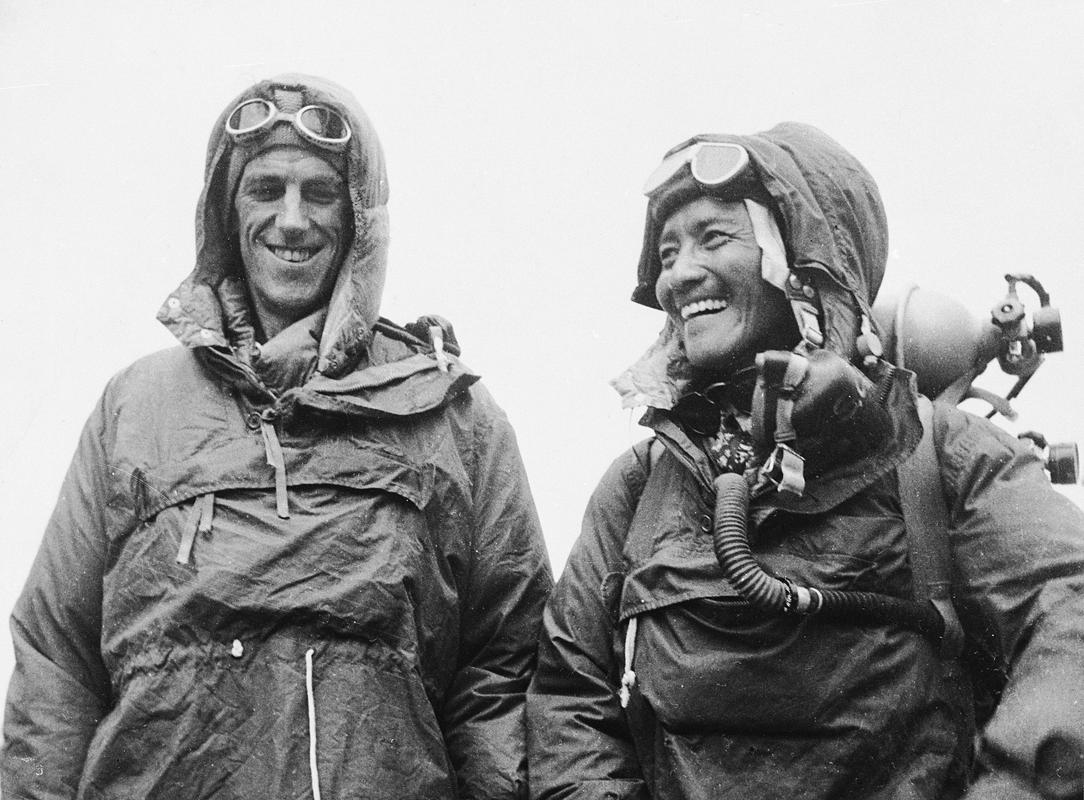 Ed Hillary in Tenzing Norgay mesec dni po prvem uspešno opravljenem vzponu na Everest. Na vrhu strehe sveta je Hillary sicer fotografiral le Norgaya. Foto: AP