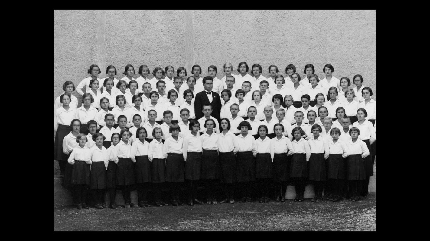Avgust Šuligoj (1900–1984) med slavčki in slavčicami. Foto: Solsticij
