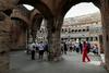 Razburjenje v Italiji, ker je turist v steno Koloseja vklesal ime svojega dekleta