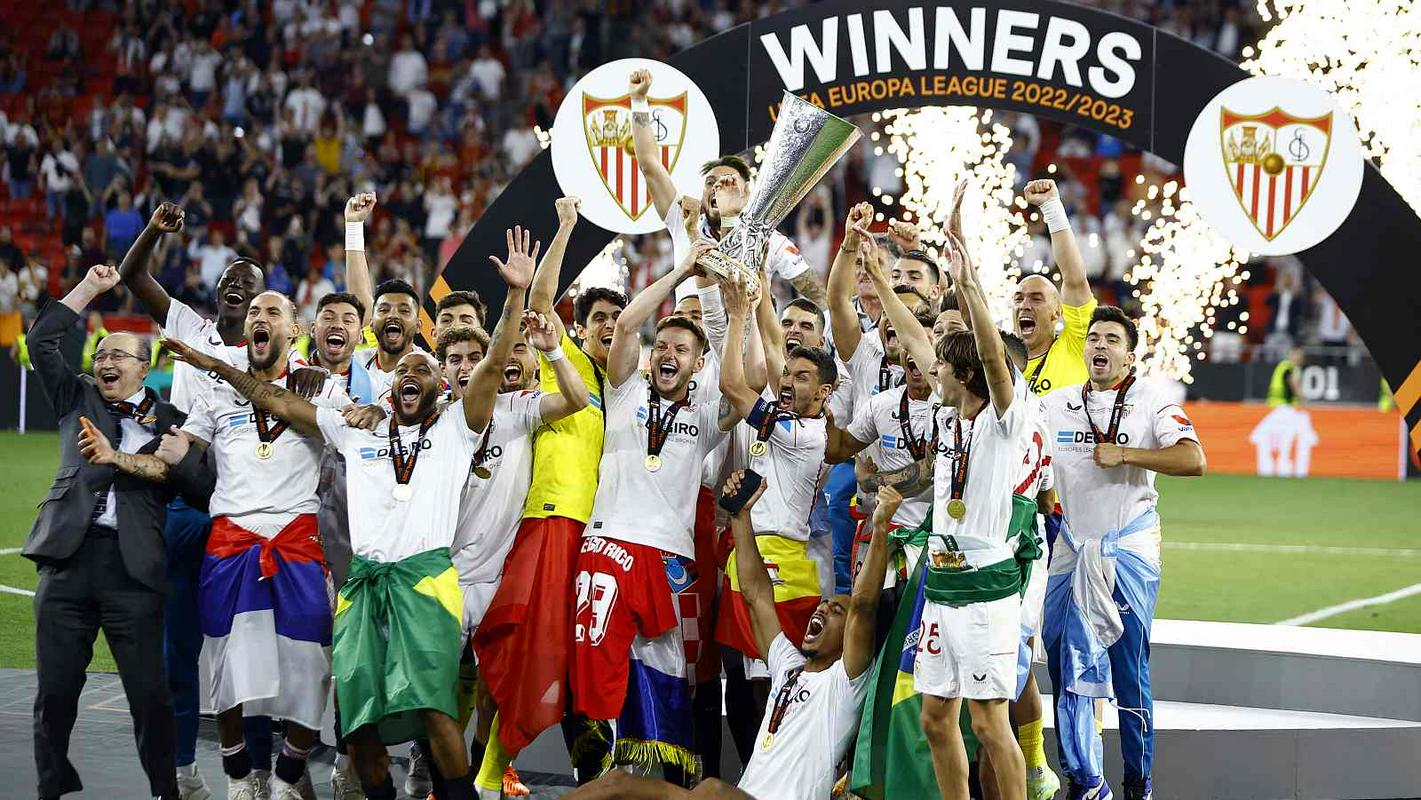 Sevilla je daleč najuspešnejša ekipa v zgodovini Pokala Uefa oziroma Evropske lige. V Budimpešti so Andaluzijci osvojili sedmi naslov (2006, 2007, 2014, 2015, 2016, 2020 in 2023), na drugem mestu večne lestvice jih imajo štiri manj Inter Milan, Liverpool, Juventus in Atletico. Foto: Reuters