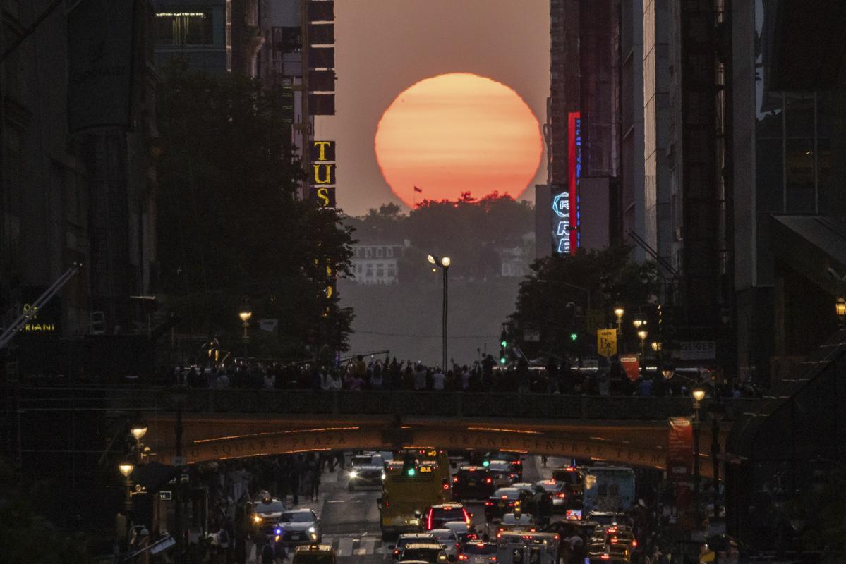 Newyorčani občudovali Manhattanhenge, ko se Sonce prebije skozi nebotičnike