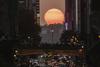 Newyorčani občudovali Manhattanhenge, ko se sonce prebije skozi nebotičnike