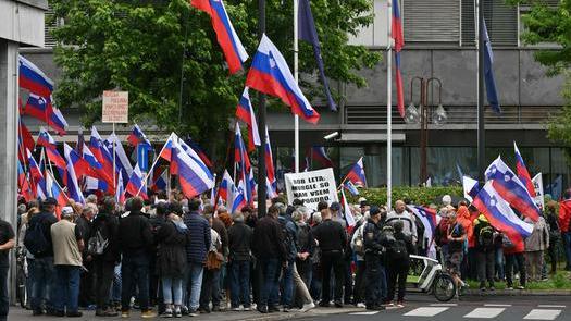 Del udeležencev protesta iniciative Glas upokojencev, ki je v sredo potekal na Trgu republike, se je pred osrednjim delom shoda zbral pred stavbo RTV-ja. Foto: BoBo