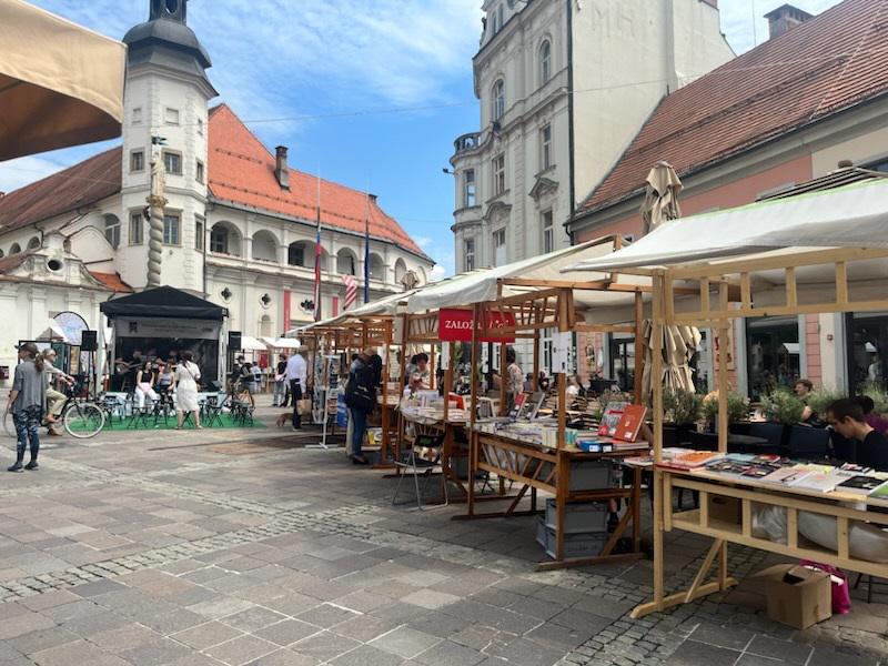 Knjižni sejem na Grajskem trgu v Mariboru čaka kupce in bralce./ Foto: Radio Maribor/Irena K. Cizerl