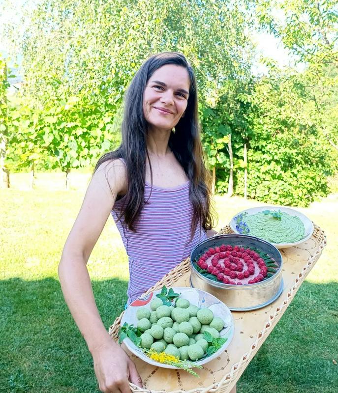 Karmen Gajšek z dobrotami, priravljenimi na eni od njenih delavnic nabiralništva. Foto: Karmen Gajšek