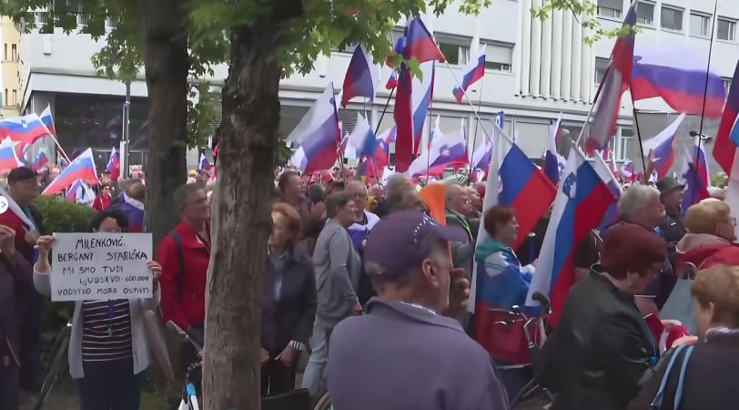 Incident se je zgodil, ko se je del udeležencev protesta iniciative Glas upokojencev, ki je v sredo potekal na Trgu republike, pred osrednjim delom shoda zbral pred stavbo RTV-ja. Foto: Televizija Slovenija (zajem zaslona)