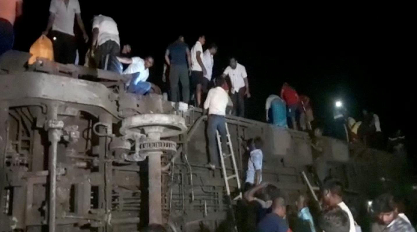 V železniški nesreči v Indiji na desetine mrtvih