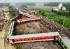 V hudi železniški nesreči na vzhodu Indije po novih podatkih najmanj 261 mrtvih, 1000 je ranjenih