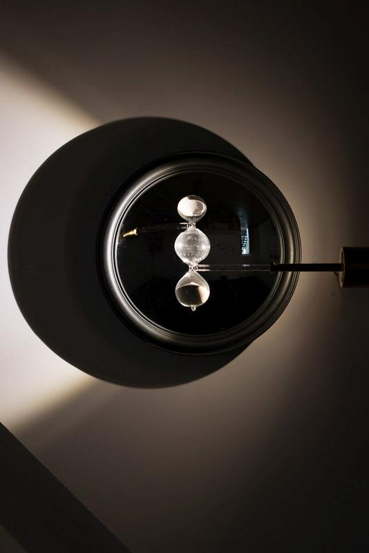 Zapisovanje časa in njegovo nadzorovanje sta osrednji temi kinetične umetnine Mete Grgurevič, ki iluzijo o neminljivosti preučuje z mehaniko in drugimi tehnološkimi prijemi. Foto: Obalne galerije Piran