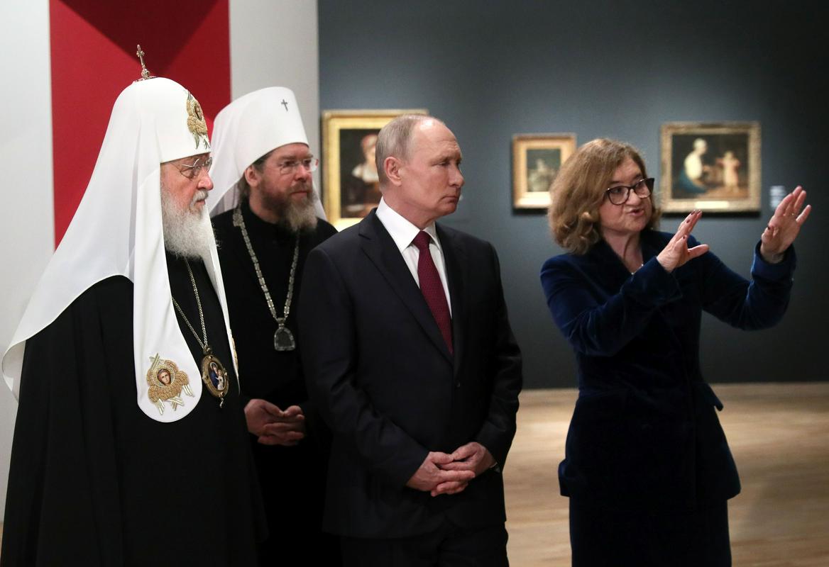 Metropolit Tihon, patriarh Kiril in predsednik Putin na ogledu Tretjakovske galerije, ki ga vodi njena direktorica Zelfira Tregulova. Foto: EPA