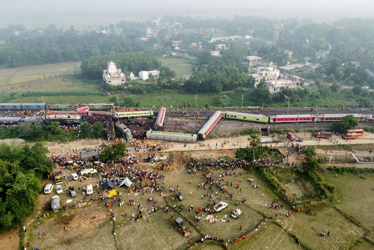 Trčenje vlakov v Odiši je ena najhujših železniških nesreč v Indiji. Foto: Reuters