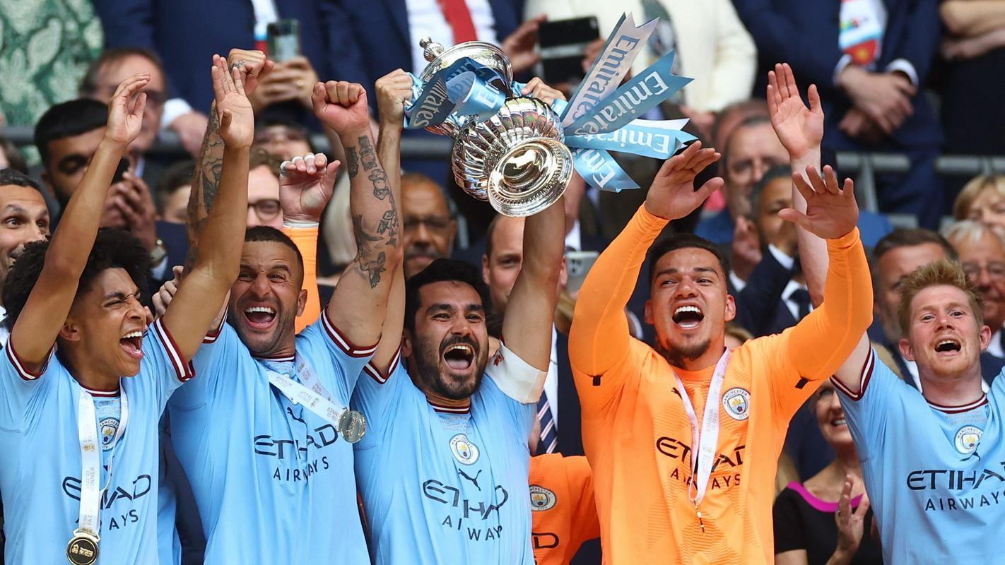 Kapetan Manchester Cityja Ilkay Gündogan je visoko v zrak dvignil znameniti Pokal FA, ki so ga imeli sinjemodri nazadnje v lasti pred štirimi leti. Foto: Reuters