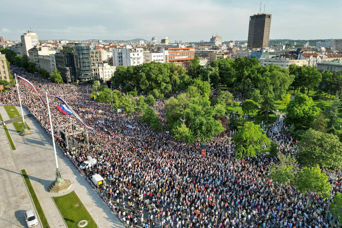 Protestniki so se zbrali pred srbskim parlamentom. Foto: Reuters