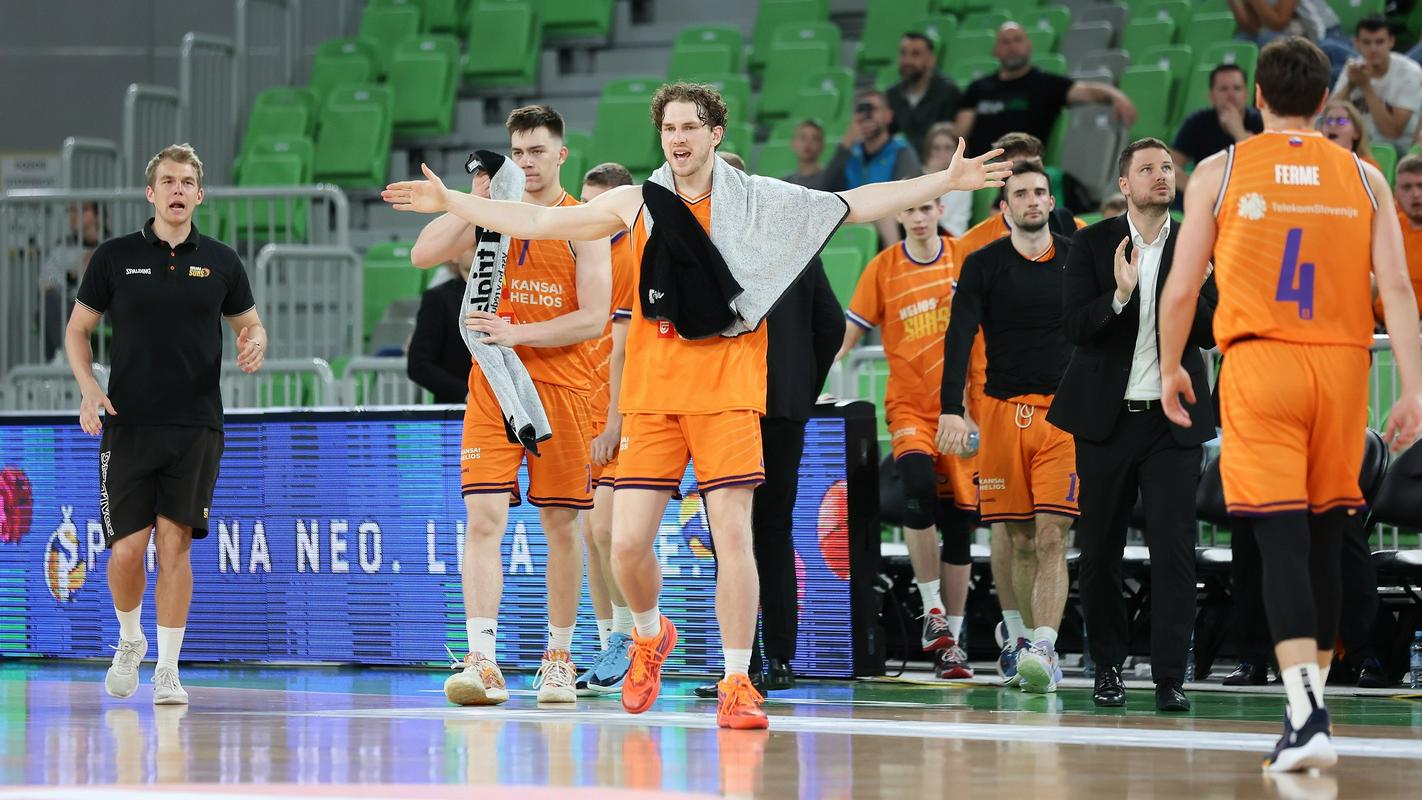 Košarkarji Heliosa so ob odlični zadnji četrtini, ki so jo dobili s 24:16, slavili v Stožicah. Foto: www.alesfevzer.com