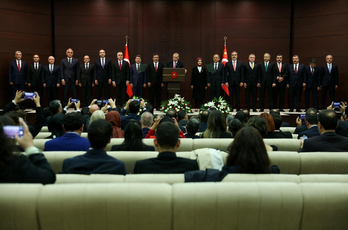 Erdogan teden dni po zmagi predstavil novo vlado. Med 17 ministri le ena ženska.