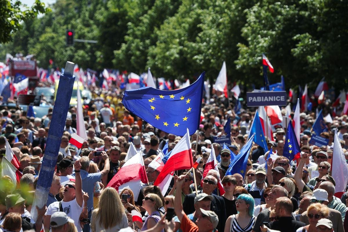 Na množičnem protestu opozicije v Varšavi zahtevali demokratično in evropsko Poljsko