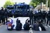 V Leipzigu med spopadi z levičarskimi protestniki ranjenih 50 policistov