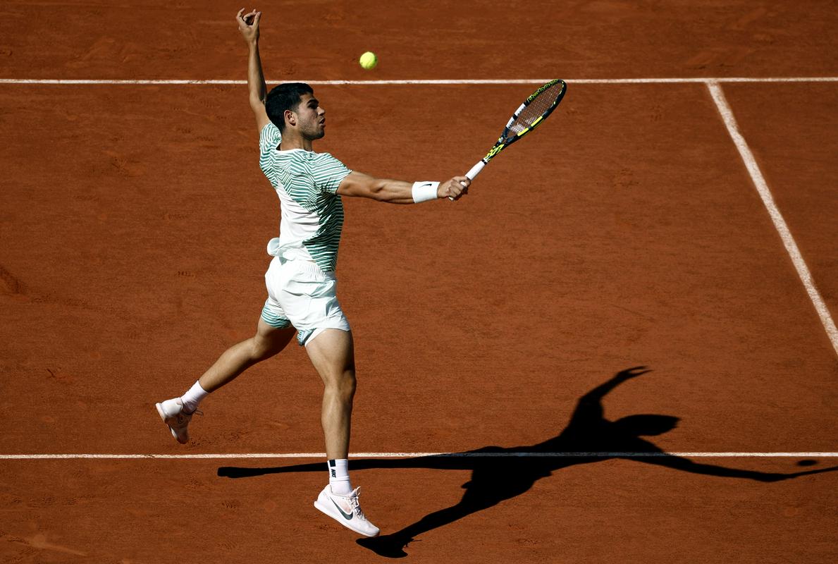 Carlos Alcaraz je lani na Rolandu Garrosu izpadel v četrtfinalu proti Alexandru Zverevu. V zadnjem letu dni je naredil ogromen korak naprej. Postal je prvi igralec sveta in osvojil tudi Odprto prvenstvo ZDA v New Yorku. Foto: EPA