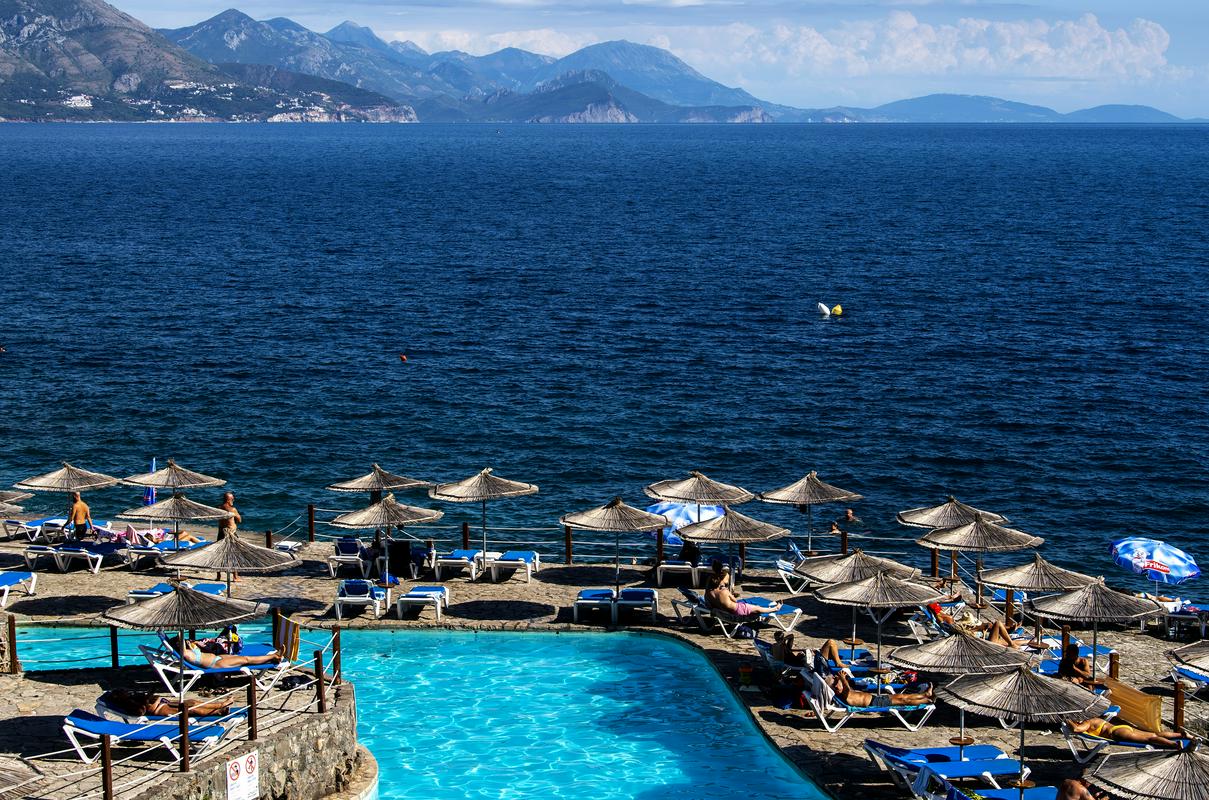 Pogled na plažo Ploče blizu Budve. Črna gora letos pričakuje vrnitev števila turistov na obdobje pred pandemijo covida-19. Foto: EPA