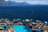 Črna gora napovedala boj proti neobdavčenim namestitvam na Bookingu in Airbnbju 