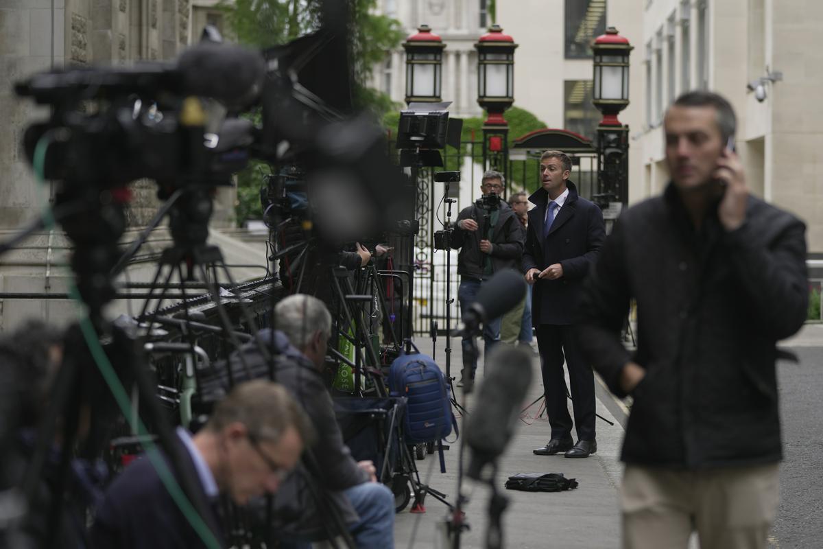 Na desetine fotografov, televizijskih snemalnih ekip in novinarjev se je zbralo pred zgradbo Rolls, da bi posneli prihod princa, a tega ni bilo. Foto: AP