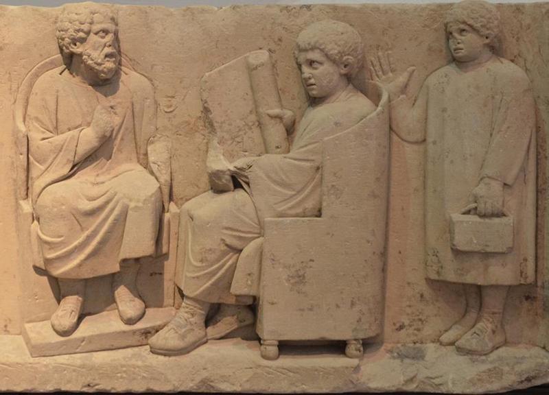 Učitelj z učencema, nagrobni relief iz 2. stoletja, Trier, Rheinisches Landesmuseum. Foto: Wikimedia Commons/Carole Raddato