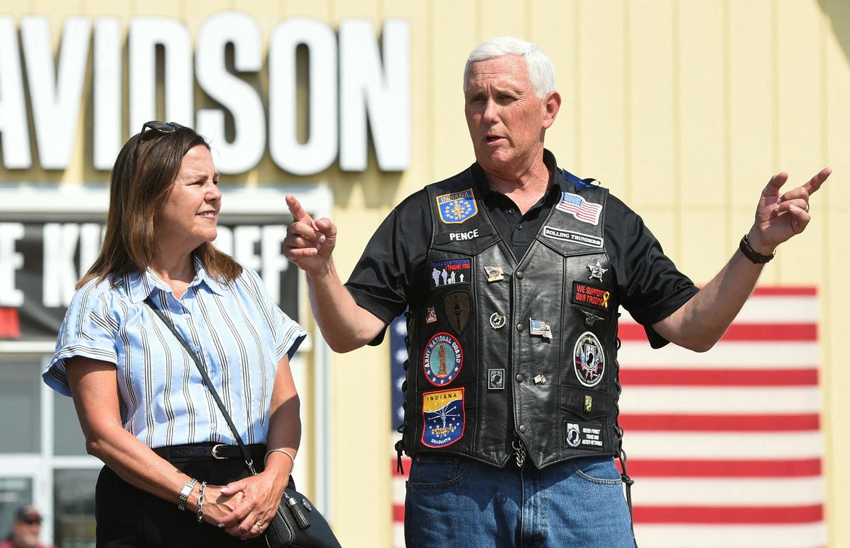 Mike Pence se je zborovanja v zvezni državi Iowa udeležil skupaj z ženo Karen. Foto: Reuters