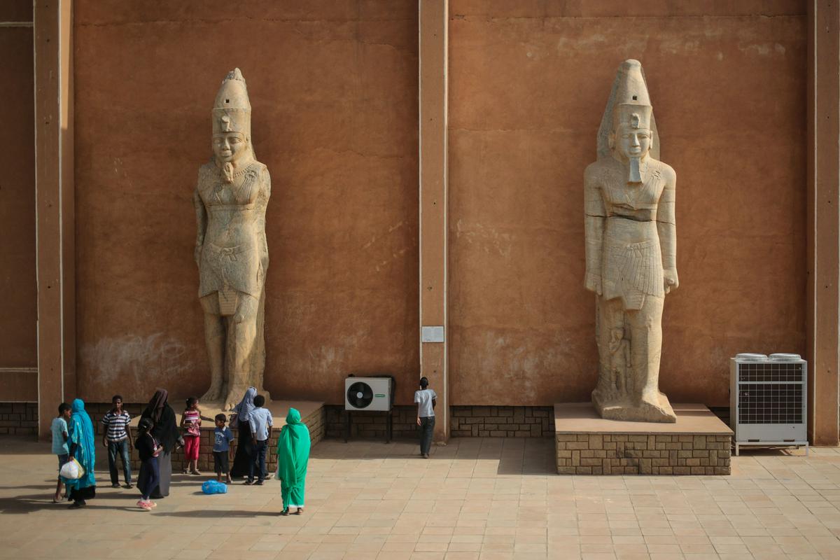 Skupina Sudancev ob kipu kralja Natakamanija v Narodnem muzeju v Kartumu. Foto: AP