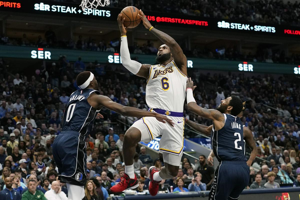 LeBron James in Kyrie Irving v dresu Lakersov in Mavericksov. Ali se lahko uresniči Irvingova želja in bi znova zaigrala skupaj? Foto: AP
