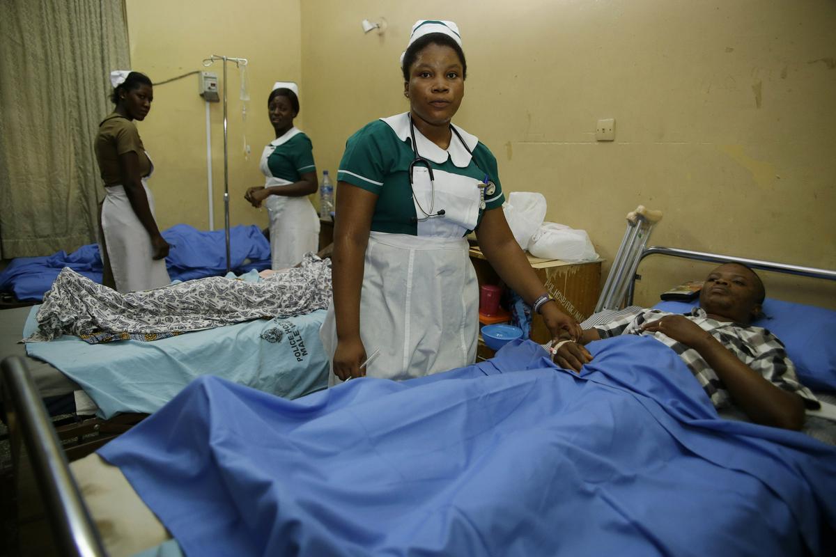 Številne medicinske sestre v Gani, s katerimi je govoril BBC, so izrazile željo po selitvi v Združeno kraljestvo. Na fotografiji medicinske sestre med oskrbovanjem bolnikov po eksploziji v prestolnici Akra leta 2015. Foto: AP