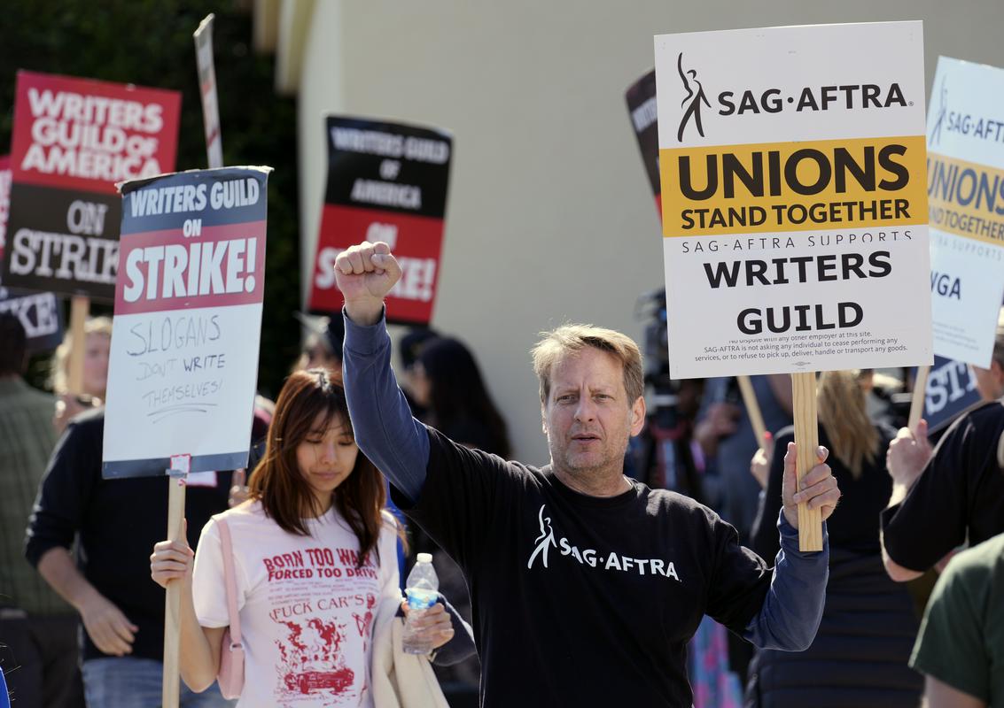 Hollywoodski scenaristi so začeli stavkati 2. maja, pri tem pa so jih podprli tudi člani igralskega sindikata SAG-AFTRA. Foto: AP