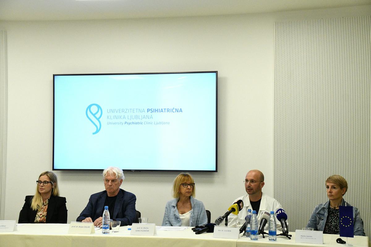 Direktor klinike Bojan Zalar (drugi z leve) je dejal, da dopuščajo možnost neodvisne preiskave in da se ne bojijo 