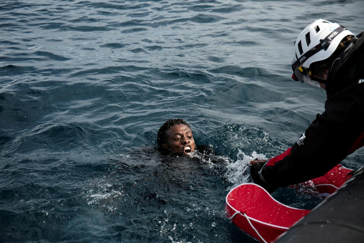 Reševanje prebežnika v Sredozemskem morju. Foto: Reuters