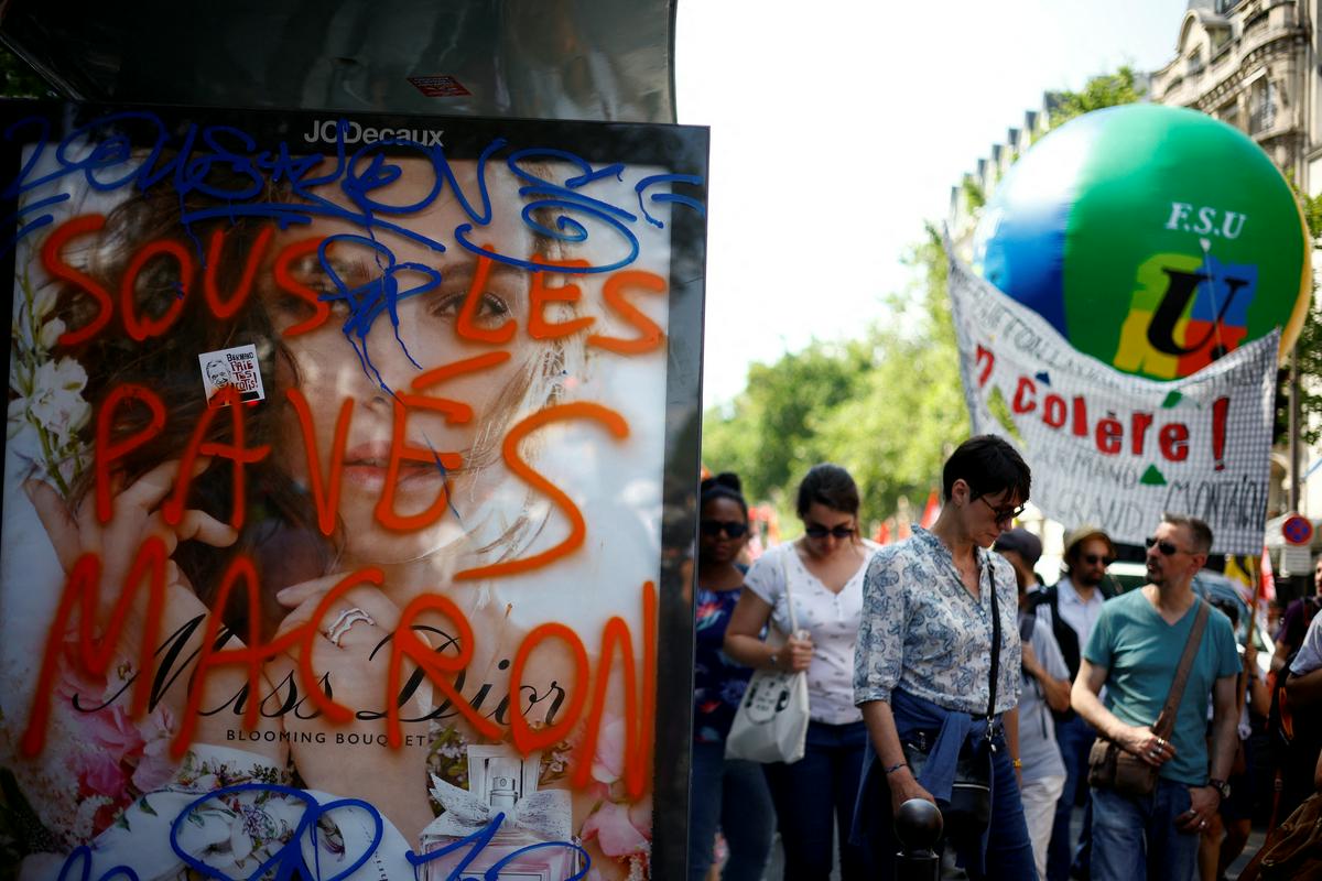 Nekateri razočarani delavci so se znova odpravili na francoske ulice. Foto: Reuters