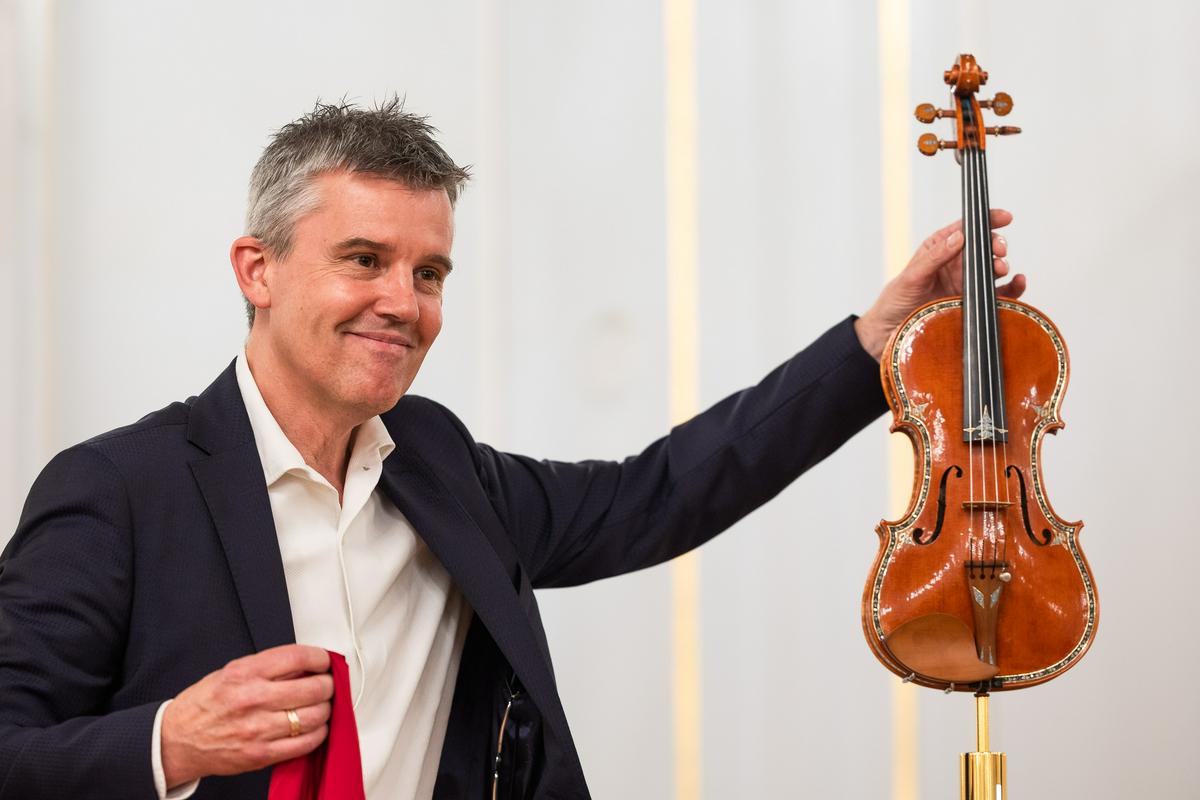 Edgar Russ in dragocena violina, ki je prišla iz njegove delavnice v Cremoni, znani kot svetovna prestolnica violin, kjer je nekoč imel svojo delavnico tudi slavni Antonius Stradivari. Foto: BoBo