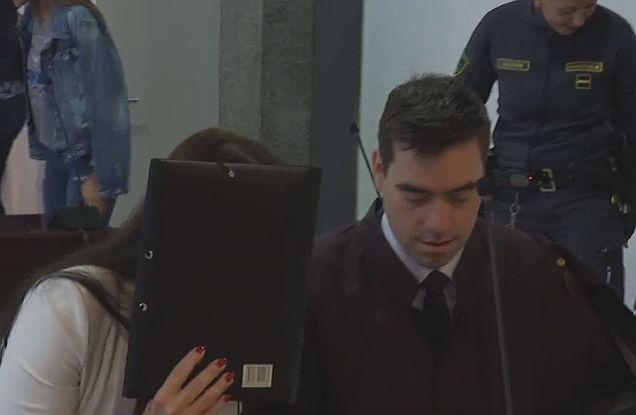 Obsojena Tanja Tolimir in zagovornik. Foto: Zajem zaslona TV SLO