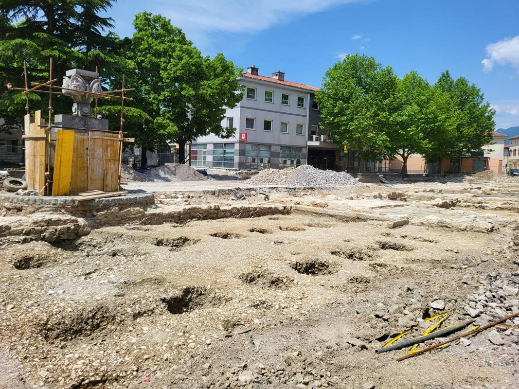 Zaradi prehodnosti Glavnega trga poteka prenova v več fazah, izkopavanja pa še niso končana. Foto: Občina Vipava